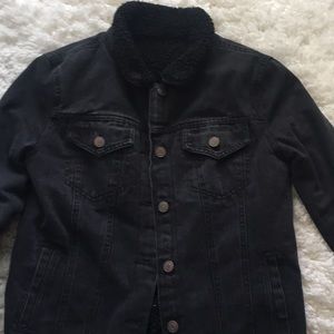 Black jean jacket wit fur inside